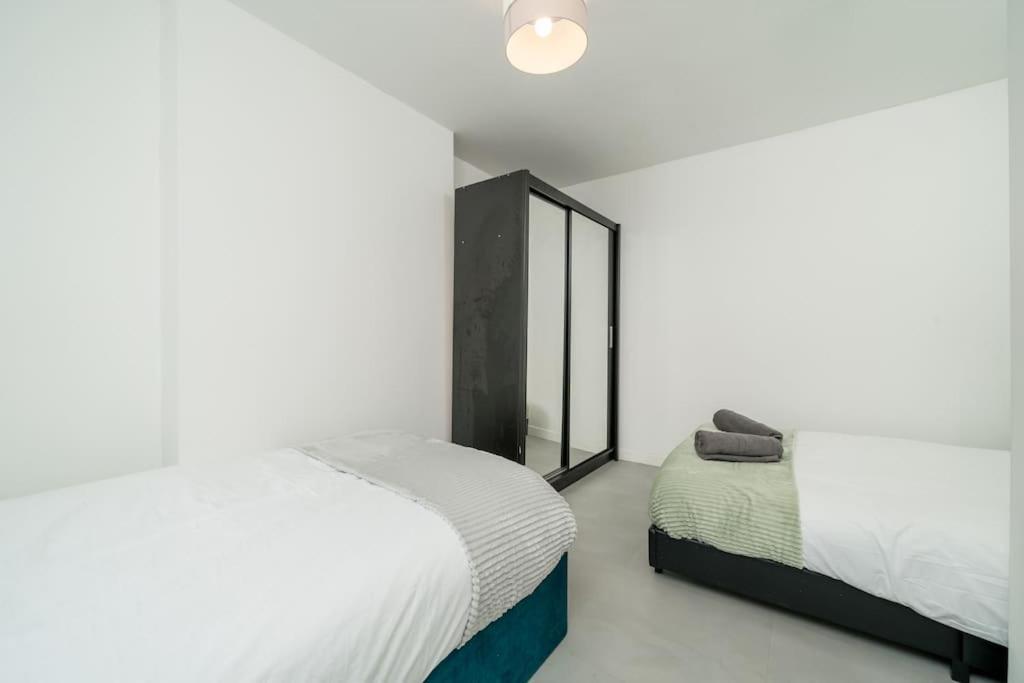 New 3Bed Stylish Apartment With Amazing Transport Londra Esterno foto