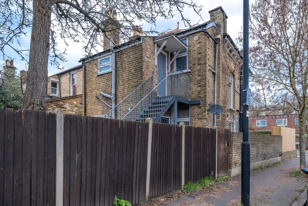 New 3Bed Stylish Apartment With Amazing Transport Londra Esterno foto