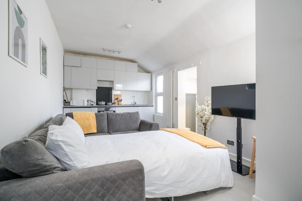 New 3Bed Stylish Apartment With Amazing Transport Londra Esterno foto