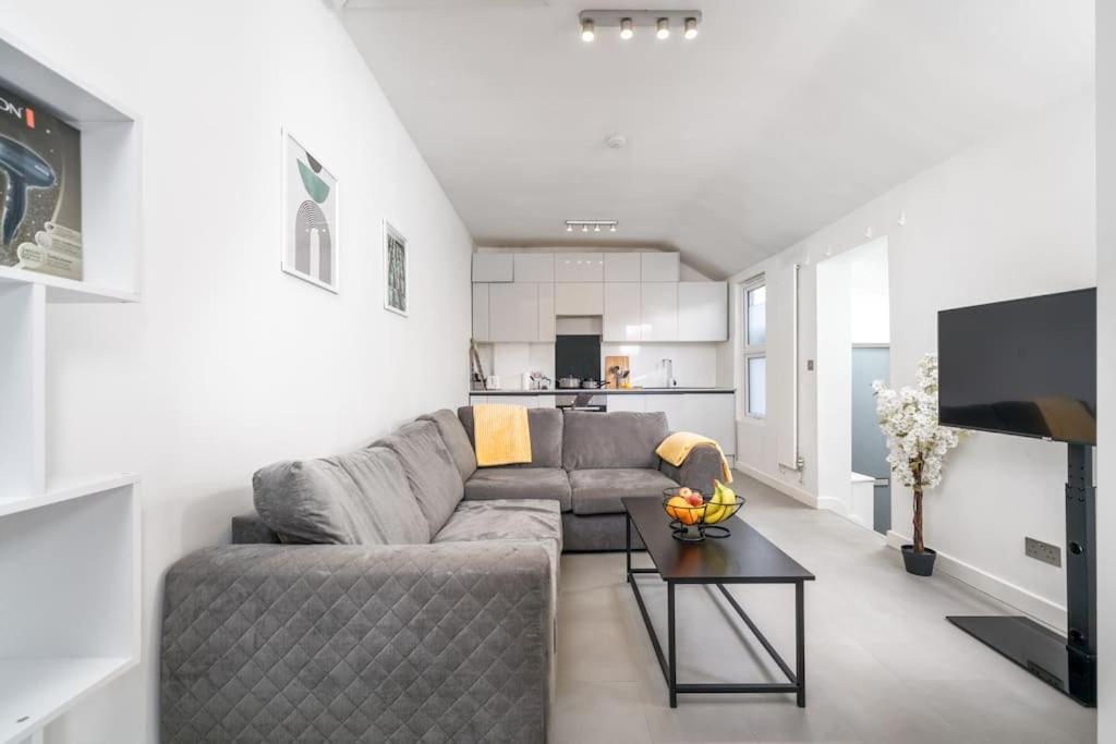 New 3Bed Stylish Apartment With Amazing Transport Londra Esterno foto