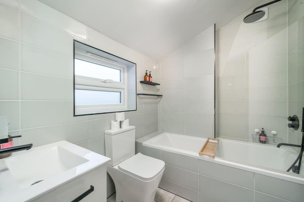 New 3Bed Stylish Apartment With Amazing Transport Londra Esterno foto