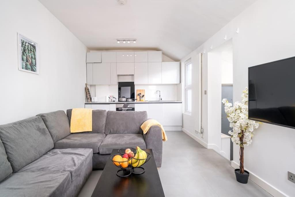 New 3Bed Stylish Apartment With Amazing Transport Londra Esterno foto