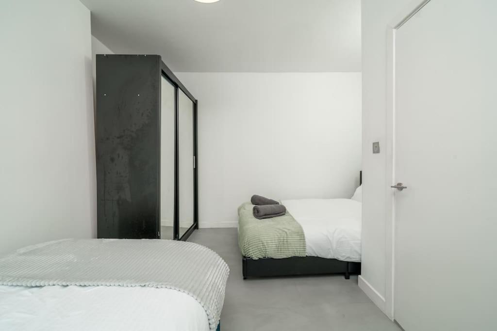 New 3Bed Stylish Apartment With Amazing Transport Londra Esterno foto