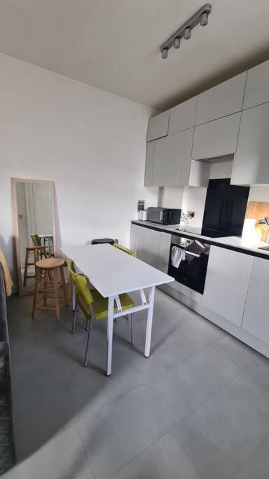 New 3Bed Stylish Apartment With Amazing Transport Londra Esterno foto